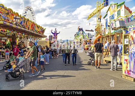 WIESBADEN, HESSE, Allemagne - 07-03-2023- les gens marchent dans le centre avec des manèges de parc d'attractions au Festival de l'amitié germano-américaine à Wiesbaden Banque D'Images