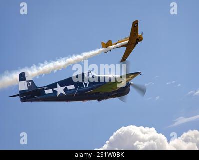 Grumman F6F Hellcat avec T-6 Harvard au-dessus de Boundary Bay Banque D'Images