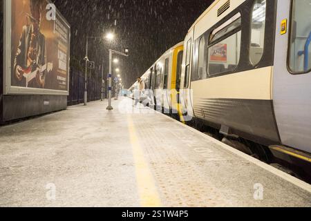 Londres Greenwich, Royaume-Uni. 04 janvier 2025. Météo britannique : la première neige a frappé Londres ce week-end où le service ferroviaire du sud-est semble avoir fonctionné normalement, le sud-est de l'Angleterre. Crédit : Glosszoom/Alamy Live News Banque D'Images