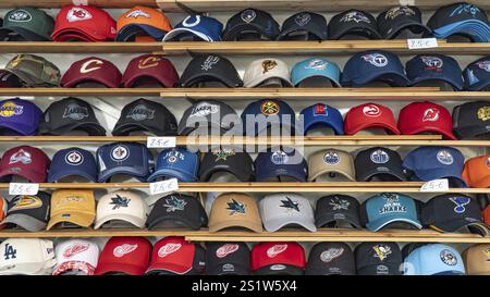 WIESBADEN, HESSE, Allemagne - 07-03-2023- Casquettes de baseball dans une rangée sur une étagère prête à être vendue Banque D'Images