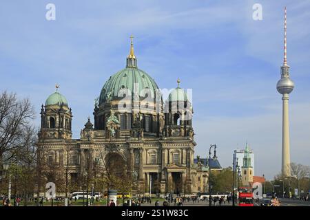 Cathédrale de Berlin construite dans le style néo-Renaissance et néo-baroque par le Kaiser Guillaume II selon les plans de Julius Raschdorff, à droite Sainte-Marie Banque D'Images