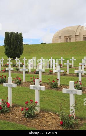 Cimetière et ossuaire Ossuaire de Douaumont commémorant la bataille de Verdun, Meuse, France, Europe Banque D'Images