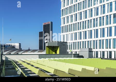 Francfort, Hesse, Allemagne : 09 octobre 2021, chantiers de construction avec grues et immeubles de grande hauteur en construction dans le nouvel europaviertel en fr Banque D'Images