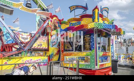 WIESBADEN, HESSE, Allemagne - 07-03-2023- avant de la cabine de caisse d'une promenade de foire avec des lampes colorées au Festival de l'amitié germano-américaine i Banque D'Images