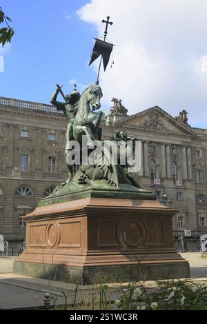 Statue de St George combattant le dragon dans le quartier Nikolai, Berlin, Allemagne, Europe Banque D'Images