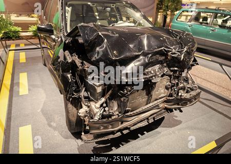 New York City, États-Unis - 27 mars 2024 : Subaru Forester Boxer Engine Crash test s'est écrasé une voiture au salon international de l'auto de New York, vue arrière Banque D'Images