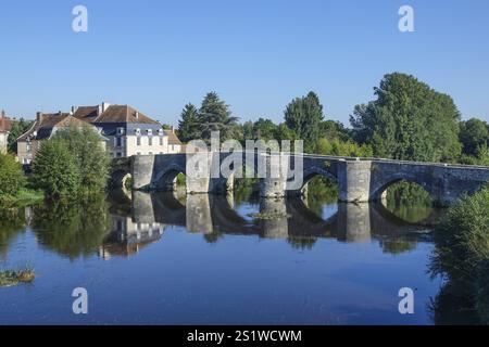 Pont médiéval sur la Gartempe, Saint-Savin, Vienne département, région Nouvelle-Aquitaine, France, Europe Banque D'Images