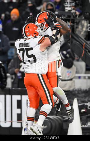 Baltimore, États-Unis. 04 janvier 2025. Jordan Akins (88 ans) célèbre avec le garde Joel Bitonio (75 ans) après une réception de passe de 16 yards contre les Ravens de Baltimore lors du quatrième quart-temps au M&T Bank Stadium de Baltimore, Maryland, le samedi 4 janvier 2025. Baltimore a gagné 35-10. Photo de David Tulis/UPI crédit : UPI/Alamy Live News Banque D'Images