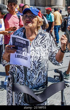 Buenos Aires, Argentine. 04 janvier 2025. Une femme âgée avec son marcheur tient une pancarte dans une main qui dit « quand la peur meurt, la liberté naît » tout en secouant son poing serré dans l'autre pendant la célébration. Une foule a célébré la visite d'Edmundo González Urrutia en Argentine sur la Plaza de Mayo. Le président élu vénézuélien a été reçu par Javier Milei à la Casa Rosada, à Buenos Aires. (Photo de Rosana Álvarez Mullner/SOPA images/Sipa USA) crédit : Sipa USA/Alamy Live News Banque D'Images