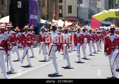 Cape Town, Afrique du Sud. 4 janvier 2025. Les artistes participent au Carnaval annuel de Cape Town Minstrel au Cap, Afrique du Sud, le 4 janvier 2025. Environ 20 000 artistes de 18 troupes de minstrel ont participé au carnaval de cette année. Crédit : Fred Barker/Xinhua/Alamy Live News Banque D'Images