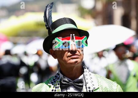 Cape Town, Afrique du Sud. 4 janvier 2025. Un homme participe au Carnaval annuel de Cape Town Minstrel au Cap, Afrique du Sud, le 4 janvier 2025. Environ 20 000 artistes de 18 troupes de minstrel ont participé au carnaval de cette année. Crédit : Fred Barker/Xinhua/Alamy Live News Banque D'Images