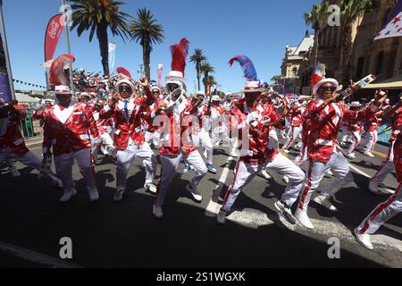 Cape Town, Afrique du Sud. 4 janvier 2025. Les artistes participent au Carnaval annuel de Cape Town Minstrel au Cap, Afrique du Sud, le 4 janvier 2025. Environ 20 000 artistes de 18 troupes de minstrel ont participé au carnaval de cette année. Crédit : Fred Barker/Xinhua/Alamy Live News Banque D'Images