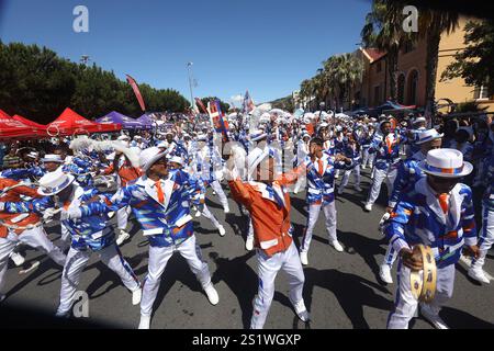 Cape Town, Afrique du Sud. 4 janvier 2025. Les artistes participent au Carnaval annuel de Cape Town Minstrel au Cap, Afrique du Sud, le 4 janvier 2025. Environ 20 000 artistes de 18 troupes de minstrel ont participé au carnaval de cette année. Crédit : Fred Barker/Xinhua/Alamy Live News Banque D'Images