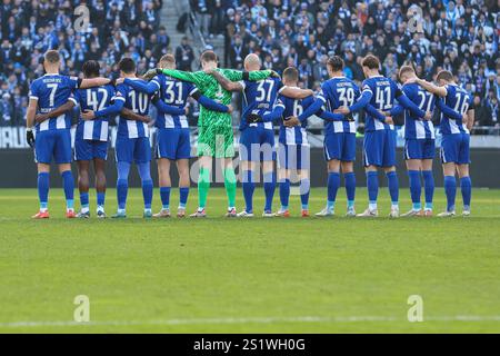 Bundesliga - Hannover 06 - Hertha BSC Berlin AM 22.12.2024 in der HDI Arena in Hannover Schweigeminute/Gedenkminute hier mit Florian Niederlechner (Hertha 7), Deyovaisio Zeefuik (Hertha 42) 37, Ibrahim Maza (Hertha 10), Marton Dardai (Hertha 31 39), Torwart/gardien de but Tiederlechner Ernst (41 Hertha 1 27) les réglementations Osnapix DFL et DFB interdisent toute utilisation de photographies comme séquences d'images et/ou quasi-vidéo Banque D'Images