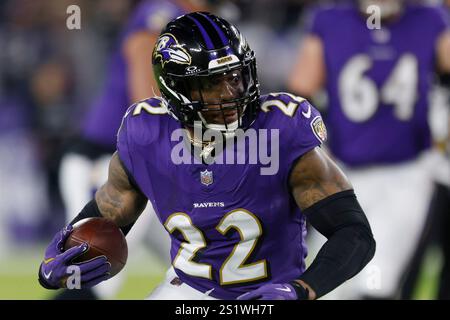 Baltimore, MD, États-Unis. 4 janvier 2025. Les Ravens de Baltimore Running back Derrick Henry (22 ans) en action lors d'un match contre les Browns de Cleveland au M&T Bank Stadium de Baltimore, Maryland. Baltimore a gagné 35-10. Photo/ Mike Buscher/Cal Sport Media/Alamy Live News Banque D'Images