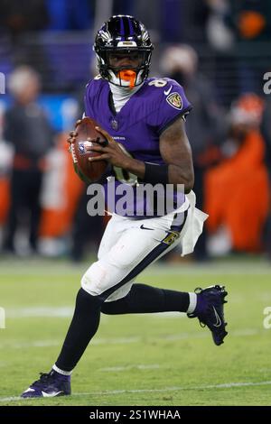 Baltimore, MD, États-Unis. 4 janvier 2025. Lamar Jackson (8 ans), le quarterback des Ravens de Baltimore, en action lors d'un match contre les Browns de Cleveland au M&T Bank Stadium de Baltimore, Maryland. Photo/ Mike Buscher/Cal Sport Media/Alamy Live News Banque D'Images