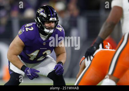 Baltimore, MD, États-Unis. 4 janvier 2025. Le fullback des Ravens de Baltimore Patrick Ricard (42) en action lors d'un match contre les Browns de Cleveland au M&T Bank Stadium de Baltimore, Maryland. Baltimore a gagné 35-10. Photo/ Mike Buscher/Cal Sport Media/Alamy Live News Banque D'Images
