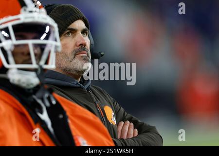 Baltimore, MD, États-Unis. 4 janvier 2025. L’entraîneur-chef des Browns de Cleveland, Kevin Stefanski, sur la ligne de touche lors d’un match contre les Ravens de Baltimore au M&T Bank Stadium de Baltimore, Maryland. Baltimore a gagné 35-10. Photo/ Mike Buscher/Cal Sport Media/Alamy Live News Banque D'Images