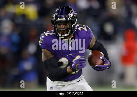 Baltimore, MD, États-Unis. 4 janvier 2025. Les Ravens de Baltimore Running back Derrick Henry (22 ans) en action lors d'un match contre les Browns de Cleveland au M&T Bank Stadium de Baltimore, Maryland. Baltimore a gagné 35-10. Photo/ Mike Buscher/Cal Sport Media/Alamy Live News Banque D'Images