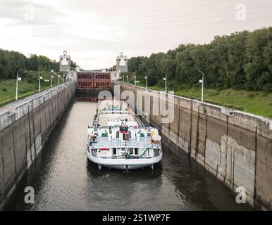 remorquer la barge dans la porte d'entrée du canal Banque D'Images