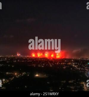 Feu d'artifice lointain et important du nouvel an à minuit dans la ville de Sydney en Australie - paysage urbain aérien. Banque D'Images