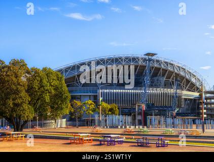 Arène sportive moderne dans le stade polyvalent du parc olympique de Sydney sous le ciel bleu de l'Australie. Banque D'Images