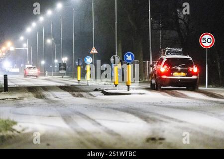 MAASDAM - voitures sur la route pendant les premières chutes de neige de la saison hivernale. Le code jaune est en vigueur dans tout le pays pour la glissance due à la neige et à la visibilité limitée possible. ANP JEFFREY GROENEWEG pays-bas OUT - belgique OUT Banque D'Images