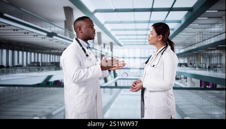 Heureux médecin amical parlant dans l'hôpital moderne Banque D'Images