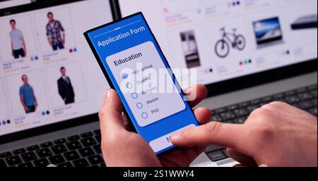 Formulaire de demande en ligne sur téléphone mobile. Aide financière Banque D'Images