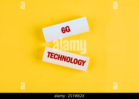Les blocs affichant la 6G et la technologie sont placés sur un fond jaune vif, représentant les tendances de communication modernes et l'évolution du sans fil Banque D'Images