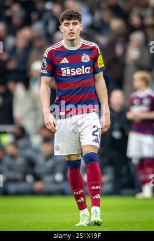 Londres, Royaume-Uni. 4 janvier 2025. Le défenseur de Newcastle United Tino Livramento (21 ans) lors du match de premier League au Tottenham Hotspur Stadium, à Londres. Le crédit photo devrait se lire : Ian Stephen/Sportimage crédit : Sportimage Ltd/Alamy Live News Banque D'Images