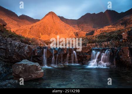 La dernière lumière du soleil derrière les magnifiques Fairy Pools en Écosse Banque D'Images