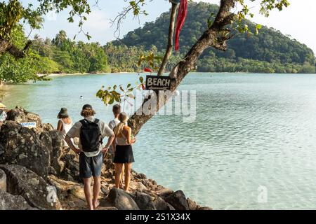 Koh Chang, Thaïlande. 03 janvier 2025. Les touristes sont vus escalader quelques rocs pour accéder à long Beach, sur l'île de Koh Chang. Long Beach sur Koh Chang est une plage isolée et pittoresque située à la pointe sud-est de Koh Chang, en Thaïlande. Connue pour sa beauté naturelle, son atmosphère paisible et son développement minimal, elle est une destination idéale pour ceux qui recherchent la tranquillité, sans internet et avec une électricité limitée des générateurs, pour se déconnecter et profiter de la nature. Crédit : SOPA images Limited/Alamy Live News Banque D'Images