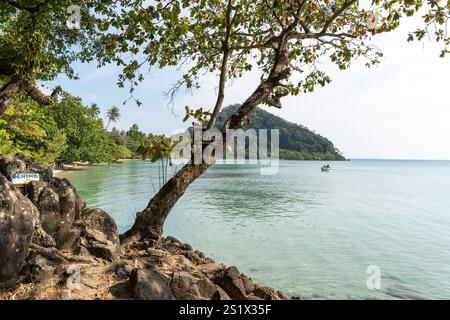 Koh Chang, Thaïlande. 03 janvier 2025. Vue générale de long Beach depuis le sentier rocheux pour y accéder, sur l'île de Koh Chang. Long Beach sur Koh Chang est une plage isolée et pittoresque située à la pointe sud-est de Koh Chang, en Thaïlande. Connue pour sa beauté naturelle, son atmosphère paisible et son développement minimal, elle est une destination idéale pour ceux qui recherchent la tranquillité, sans internet et avec une électricité limitée des générateurs, pour se déconnecter et profiter de la nature. Crédit : SOPA images Limited/Alamy Live News Banque D'Images