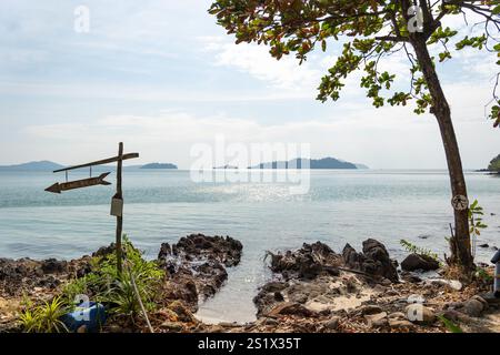 Koh Chang, Thaïlande. 03 janvier 2025. Vue générale de la mer avec un panneau en bois indique la direction de long Beach, sur l'île de Koh Chang. Long Beach sur Koh Chang est une plage isolée et pittoresque située à la pointe sud-est de Koh Chang, en Thaïlande. Connue pour sa beauté naturelle, son atmosphère paisible et son développement minimal, elle est une destination idéale pour ceux qui recherchent la tranquillité, sans internet et avec une électricité limitée des générateurs, pour se déconnecter et profiter de la nature. Crédit : SOPA images Limited/Alamy Live News Banque D'Images