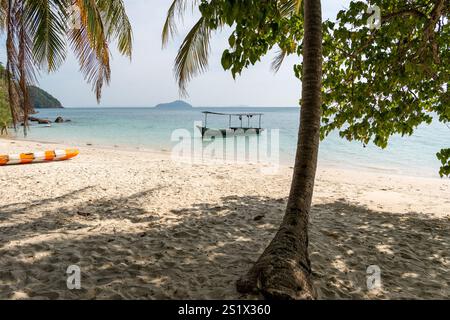 Koh Chang, Thaïlande. 03 janvier 2025. Vue générale depuis la plage d'un bateau de pêcheur local sur la mer, à long Beach, sur l'île de Koh Chang. Long Beach sur Koh Chang est une plage isolée et pittoresque située à la pointe sud-est de Koh Chang, en Thaïlande. Connue pour sa beauté naturelle, son atmosphère paisible et son développement minimal, elle est une destination idéale pour ceux qui recherchent la tranquillité, sans internet et avec une électricité limitée des générateurs, pour se déconnecter et profiter de la nature. Crédit : SOPA images Limited/Alamy Live News Banque D'Images