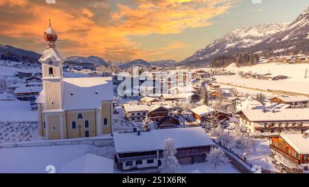 Vue de l'église du village en allant à Wilder Kaiser en Autriche Tyrol Alpes européennes au coucher du soleil Banque D'Images