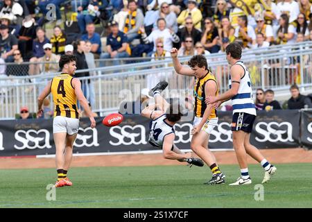 LAVINGTON, NOUVELLE-GALLES DU SUD, AUSTRALIE. 22 SEPTEMBRE 2024. Un joueur de Wangaratta retourne un joueur de Yarrawonga dans un tacle pendant les pigeons de Yarrawonga vs Wangaratta Banque D'Images