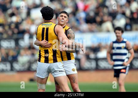 LAVINGTON, NOUVELLE-GALLES DU SUD, AUSTRALIE. 22 SEPTEMBRE 2024. Les joueurs de football de Yarrawonga embrassent après un but lors des pigeons de Yarrawonga vs Wangaratta Rovers Gr Banque D'Images