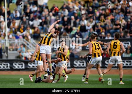 LAVINGTON, NOUVELLE-GALLES DU SUD, AUSTRALIE. 22 SEPTEMBRE 2024. Wangaratta foule autour pour la marque de balle pendant les pigeons Yarrawonga vs Wangaratta Rovers dans les fours Banque D'Images