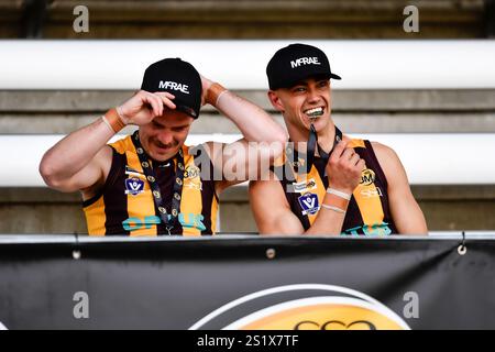 LAVINGTON, NOUVELLE-GALLES DU SUD, AUSTRALIE. 22 SEPTEMBRE 2024. Les joueurs de Wangaratta Rovers célèbrent dans la case des gagnants après avoir reçu leurs médailles de finale. Banque D'Images