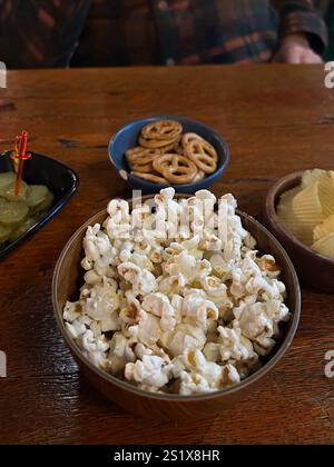 Cette photo capture un délicieux arrangement de collation sur une table en bois rustique à Istanbul au printemps. La pièce maîtresse dispose d'un bol en bois débordant Banque D'Images