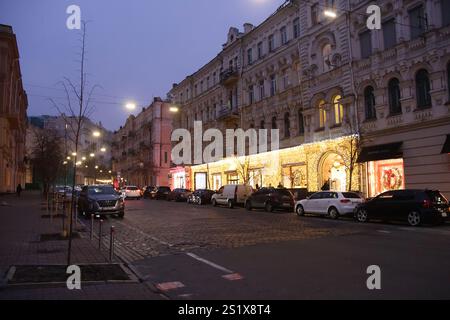 Non exclusif : KIEV, UKRAINE - 30 DÉCEMBRE 2024 - les magasins sont décorés pour les vacances, Kiev, capitale de l'Ukraine. Banque D'Images