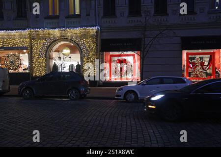 Non exclusif : KIEV, UKRAINE - 30 DÉCEMBRE 2024 - les magasins sont décorés pour les vacances, Kiev, capitale de l'Ukraine. Banque D'Images