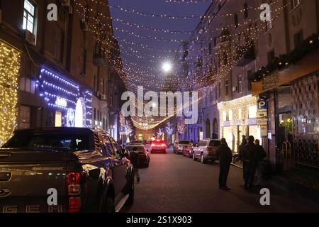 Non exclusif : KIEV, UKRAINE - 30 DÉCEMBRE 2024 - des jeux de lumières illuminent le passage de Kiev, Kiev, capitale de l'Ukraine. Banque D'Images