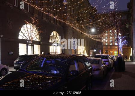 Non exclusif : KIEV, UKRAINE - 30 DÉCEMBRE 2024 - des jeux de lumières illuminent le passage de Kiev, Kiev, capitale de l'Ukraine. Banque D'Images