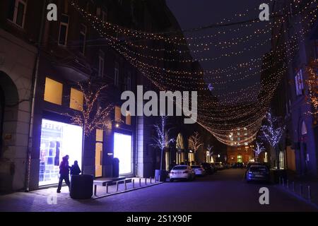 Non exclusif : KIEV, UKRAINE - 30 DÉCEMBRE 2024 - des jeux de lumières illuminent le passage de Kiev, Kiev, capitale de l'Ukraine. Banque D'Images