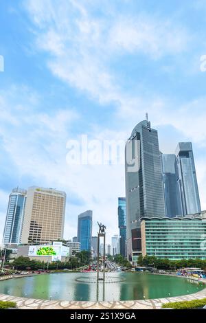 Jakarta, Indonésie - 03.20.2024 : paysage urbain du centre-ville de Jakarta avec trafic en Indonésie. Jakarta est la capitale de l'Indonésie Banque D'Images