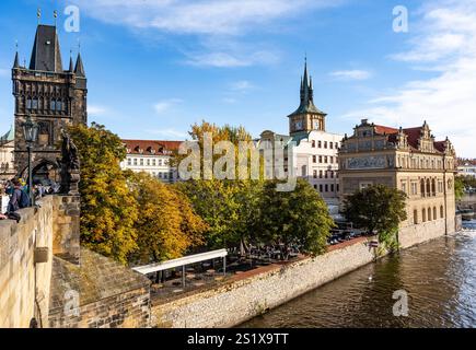 Vue depuis le pont Charles sur la rivière Vltava (Moldau) et le musée Bedrich Smetana, à Prague, République tchèque Banque D'Images