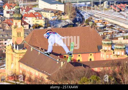 Innsbruck, Autriche. 04 janvier 2025. Stefan Kraft, AUT en action de vol au-dessus de l'église du monastère Stift Wilten au 73. Tournoi four Hills saut à ski le 4 janvier 2025 à Bergisel Schanze à Innsbruck, Tyrol, Autriche, photographe : ddp images/STAR-images crédit : ddp Media GmbH/Alamy Live News Banque D'Images